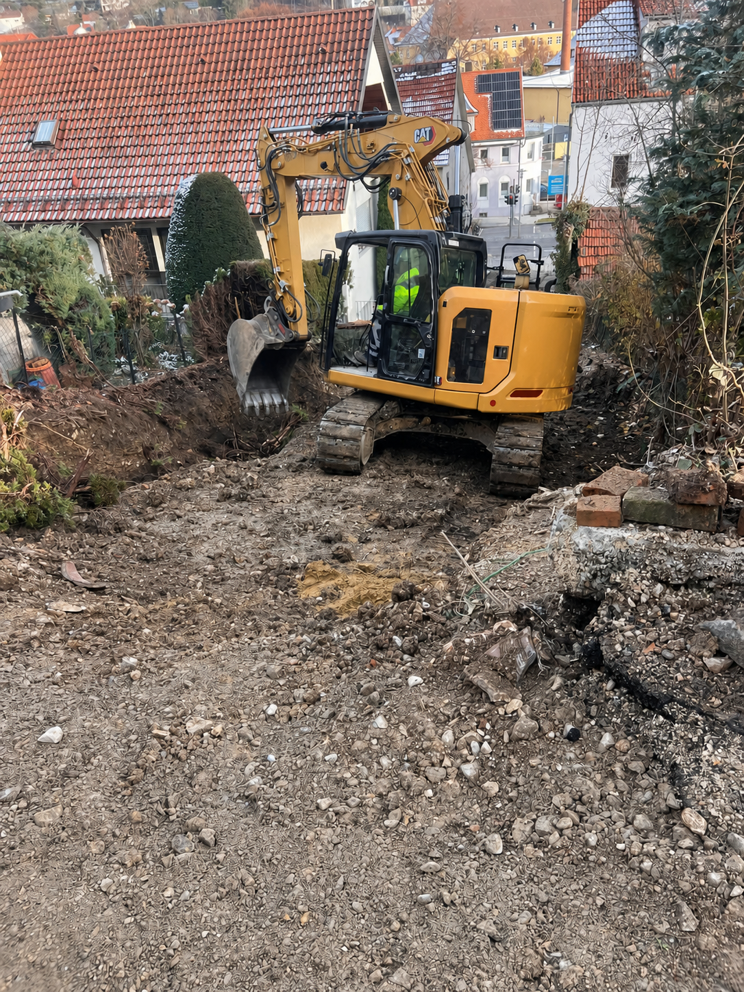 Abbruch- und Erdarbeiten in enger Hanglage